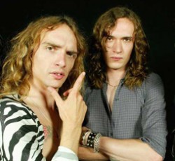 «Καυτές τούρτες» σερβίρουν οι Darkness 