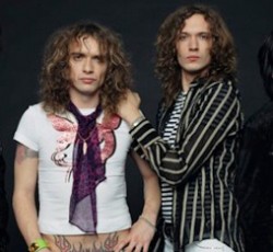 Στριπτίζ υπό τους ήχους των The Darkness 