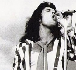 O αρχικός τραγουδιστής των AC/DC θυμάται την πρώτη συναυλία της μπάντας 