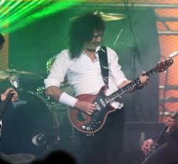 Tα... σώβρακα του Βrian May πήρε o Dave Grohl 