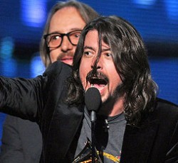 O Dave Grohl διευκρινίζει τη δήλωση που έκανε στα Grammy, εκφράζοντας το θαυμασμό του προς τον Skrillex 