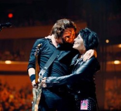 Ο Dave Grohl θα συμμετέχει στον νέο δίσκο της Joan Jett 