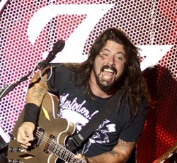 Με ποιό τραγούδι ξεκίνησαν οι Foo Fighters τη συναυλία στην Cesena; 
