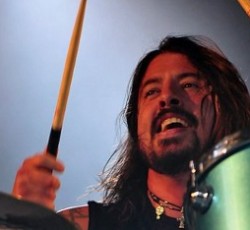 O Dave Grohl αναλαμβάνει χρέη drummer σε συναυλία των Cage The Elephant