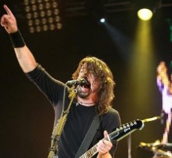 Dave Grohl: «Η μουσική βιομηχανία χρειάζεται περισσότερους δίσκους σαν αυτόν της Adele» 