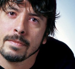Dave Grohl: «Χαίρομαι που θα διαγωνιστώ με την Adele στα Grammy» 