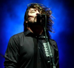 O Dave Grohl τιμάται στη γενέτειρά του με ...γιγαντιαίο τρόπο 