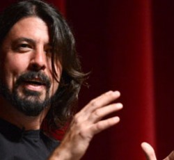 O Dave Grohl εκθειάζει την drummer Meg White 