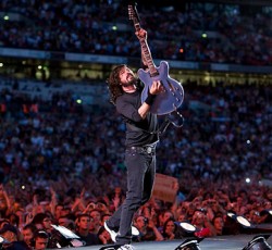 «Μπαράζ» διασκευών στη συναυλία των Foo Fighters στο Firefly Festival 