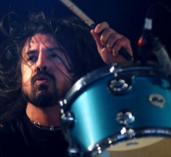 Δείτε τους Dave Grohl και Pat Smear των Foo Fighters επί σκηνής με τον Eddie Vedder 
