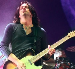 Ντεμπούτο solo δίσκος από τον κιθαρίστα της περιοδείας του Roger Waters για το "The Wall" 