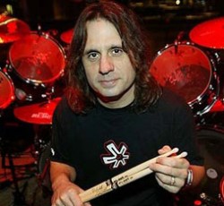 Ο Dave Lombardo προσφέρει μαθήματα… drums στον Lars Urlich 