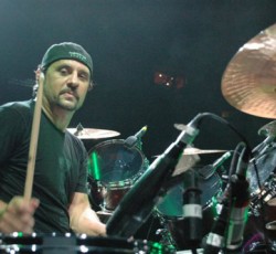 Ο Dave Lombardo δηλώνει έκπληκτος με τον τρόπο που χειρίστηκαν τον χαμό του Hanneman οι Araya, King 