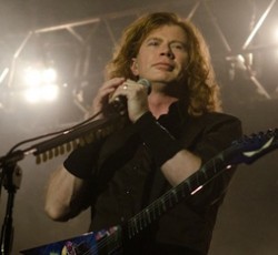 Δείτε τον Dave Mustaine να γιορτάζει τα 51α γενέθλιά του στο Buenos Aires
