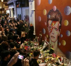 Αυτοσχέδια γιορτή με sing-along στην γενέτειρα του David Bowie 