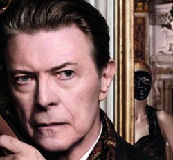 Ο Βοwie κάνει δώρα στους Γάλλους  