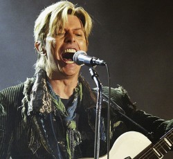 «Ιδιοφυής. Πρωτοπόρος. Χαμαιλέοντας.» Ο πλανήτης αποτίει φόρο τιμής στον David Bowie 