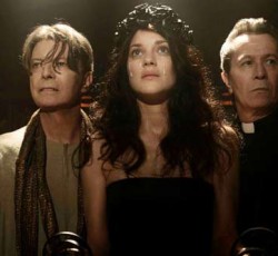 Ο David Bowie προκαλεί με το νέο του video clip 