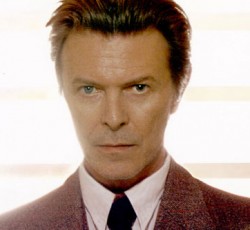 Ο David Bowie εύχεται «Χρόνια Πολλά» υποδυόμενος τον Elvis Presley 