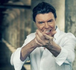 Best of συλλογή του David Bowie με ολοκαίνουργιο τραγούδι 
