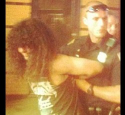 Ελεύθερος ο frontman των Vektor, έπειτα από τη σύλληψή του για επίθεση σε διαδηλωτή 