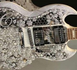 Αυτή είναι η ακριβότερη κιθάρα του κόσμου 