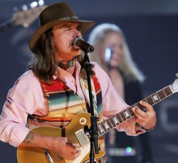 Ο Dickey Betts ανεβαίνει επί σκηνής με τους Tedeschi Trucks Band 