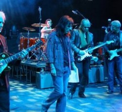 Ο Dick Wagner «νίκησε» την παράλυση και ανέβηκε ξανά στη σκηνή 