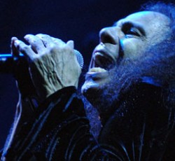 Μπάχαλο με τον δίσκο των Manowar για τον Dio 