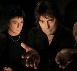 Οι Dokken μας δείχνουν τα ...σπασμένα τους κόκαλα 