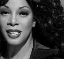 Έφυγε από τη ζωή η βασίλισσα της disco, Donna Summer 