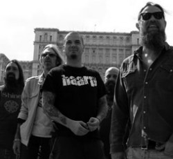 Δείτε τον Phil Anselmo να παλεύει επί σκηνής με τα υπόλοιπα μέλη των Down 