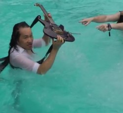 Υποβρύχιο solo από τον Herman Li των Dragonforce (video)
