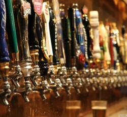 Δύο στα δέκα τραγούδια του αγγλικού Top-10 αναφέρονται στο αλκοόλ, σύμφωνα με έρευνα 