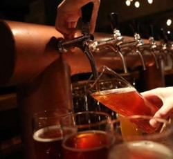 Έρευνα δείχνει ότι τραγούδια που αναφέρονται σε οινοπνευματώδη ενθαρρύνουν την υπερβολική κατανάλωση αλκοόλ 