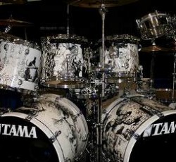 Άγγλος απατεώνας παρίστανε τον drummer των Whitesnake 