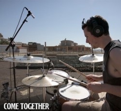 Nτράμερ παίζει (σχεδόν) τα πάντα των Beatles σε 5 λεπτά 