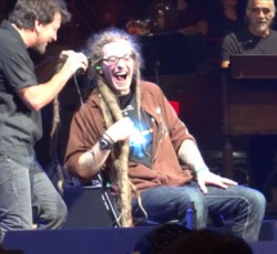 Δείτε τον Eddie Vedder να μετατρέπεται σε... κομμωτή κατά τη διάρκεια συναυλίας 