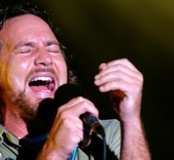 Οι Kings Of Leon επί σκηνής με τον Eddie Vedder (Pearl Jam) 