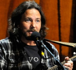 Ο Eddie Vedder (Pearl Jam) παίρνει ξανά το ukulele του 