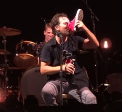 Ο Eddie Vedder πίνει κρασί από παπούτσι οπαδού 