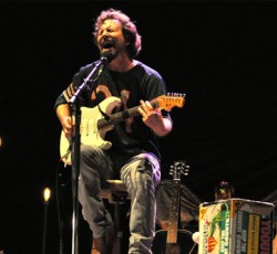 Το "Imagine" διασκεύασε ο Eddie Vedder 