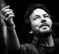 Οι Pearl Jam γιορτάζουν τα γενέθλια του Lennon με 2 διασκευές (video) 