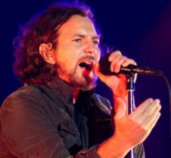 Ο Eddie Vedder ερμηνεύει σε εκδήλωση για την στήριξη του Barack Obama 