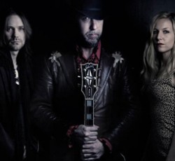 Οι El Doom & The Born Electric ανακαλύπτουν την καλοκαιρινή πλευρά τους 