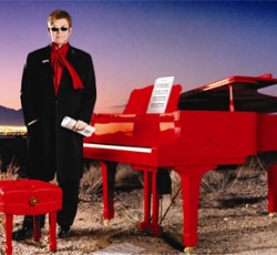 O Elton John γιορτάζει στο Madison Square Garden της Νέας Υόρκης τα 60α του γενέθλια 