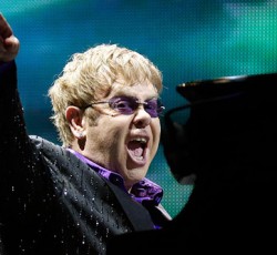 Στο χειρουργείο ο Elton John 