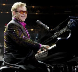 Ο Elton John καταδικάζει τον νόμο του ρωσικού κράτους εναντίον των ομοφυλόφιλων σε συναυλία του στη Μόσχα 
