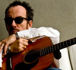 Ο Elvis Costello ακυρώνει συναυλίες για πολιτικούς λόγους 