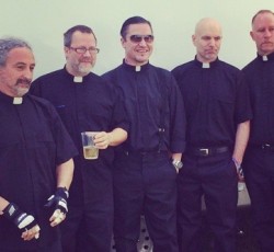 Οι Faith No More δείχνουν τα δόντια τους στο εξώφυλλο του νέου τους single 